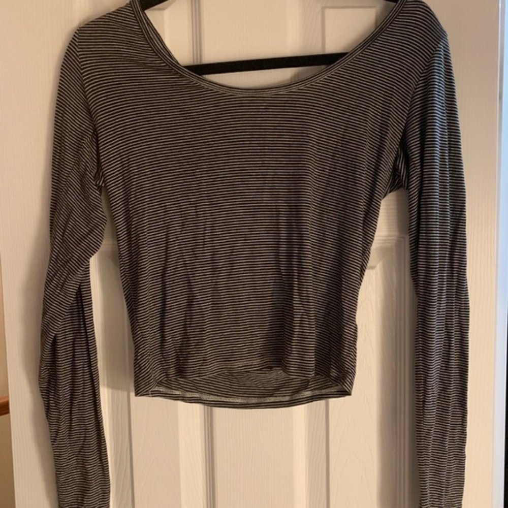 Black and white striped long sleeve crop top